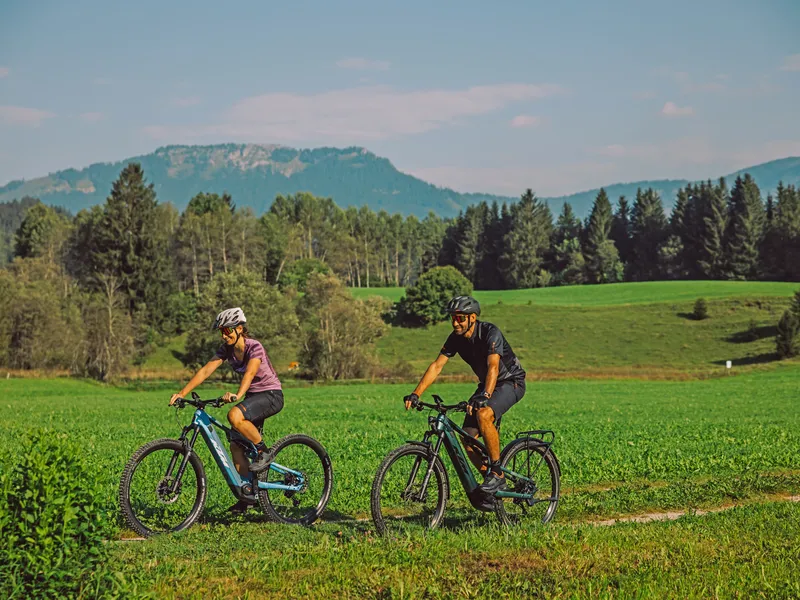 Radfahrer mit KTM Bikes vor Bergpanorama