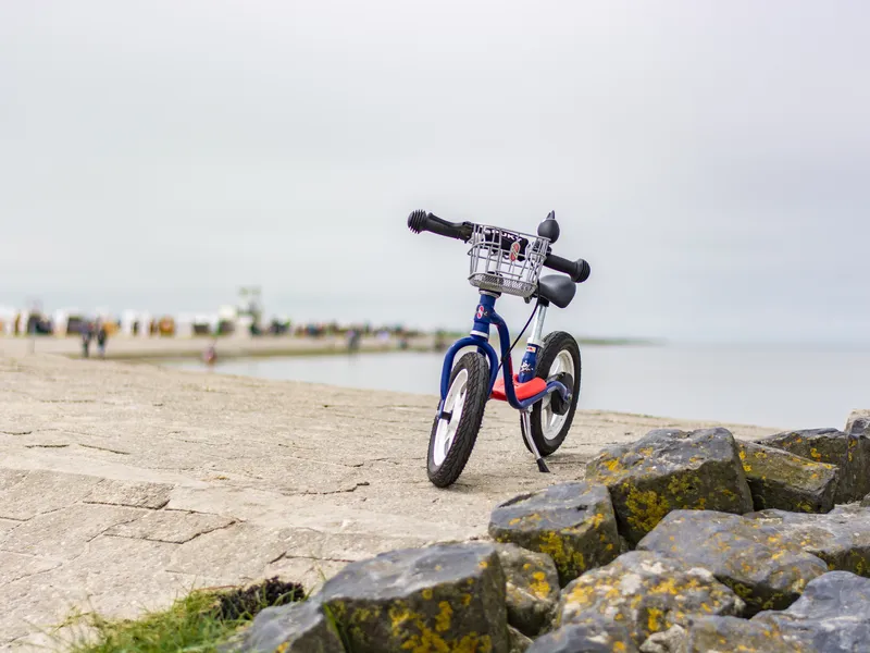 Kinder-Laufrad am Meer