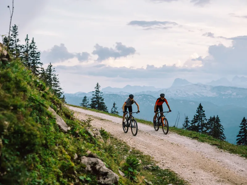 Zwei Mountainbiker am Berggrat