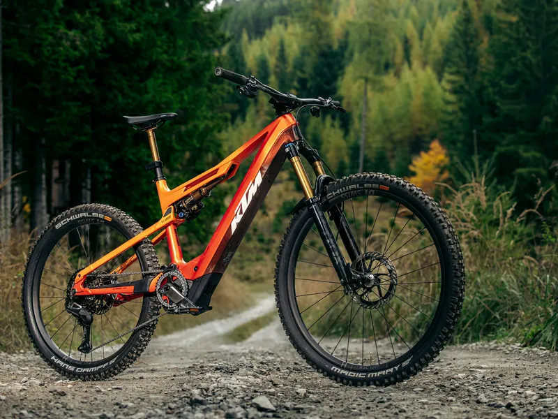 KTM E-Mountainbike Fullsuspension im Wald