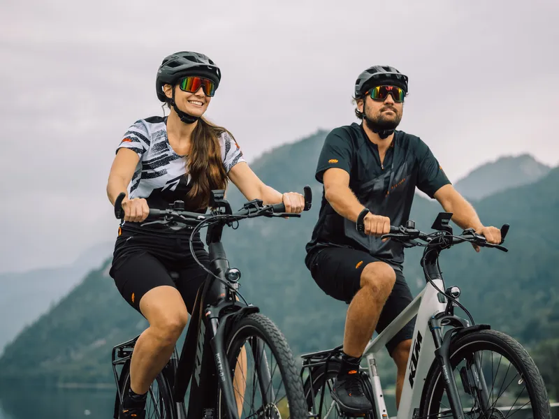 Pärchen auf E-Bikes am Bergsee
