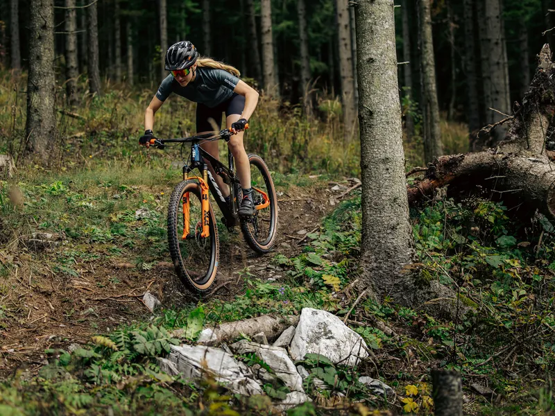 Mountainbikerin auf KTM im Wald
