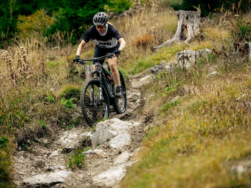 Mountainbiker auf steinigem Trail