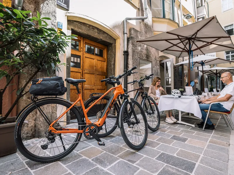 KTM E-Bikes im Café — Showroom-Feeling